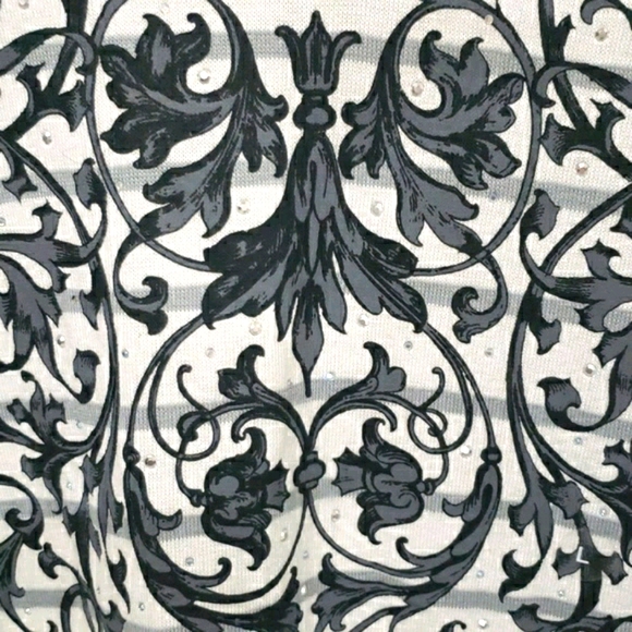 Vneck graphic knit lace trim top size Large - Picture 5 of 8